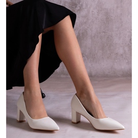 Escarpins blancs sur le poteau blanche 1 Escarpins blancs sur le poteau blanche 1