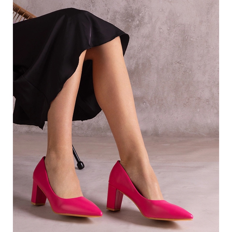 Escarpins roses sur le pilier 1