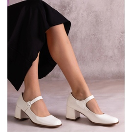 Pompes blanches vernies avec une bande sur le poteau 1 Pompes blanches vernies avec une bande sur le poteau 1