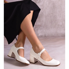 Pompes blanches vernies avec une bande sur le poteau 2 Pompes blanches vernies avec une bande sur le poteau 2