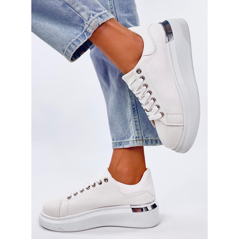 Sneakers toile sportive féminine sur les quartiers blancs 1