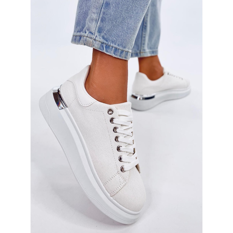 Sneakers toile sportive féminine sur les quartiers blancs 2
