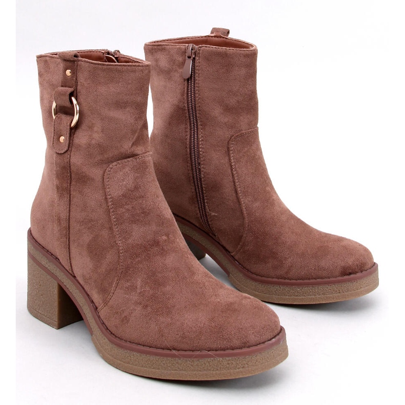 Bottes de femmes isolées avec de la fourrure beige-khaki 1