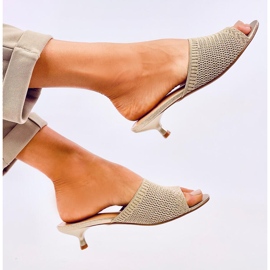 Les tongs ouverts des femmes sur l'or beige 1