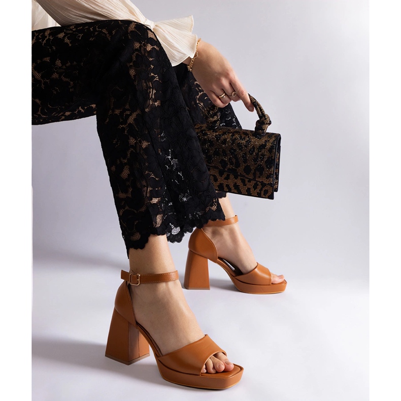 Sandales féminines brunes sur un talon massif 1