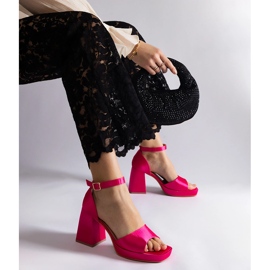 Sandales des femmes en satin rose avec un talon massif 1