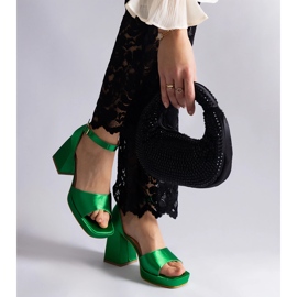 Sandales en satin vert à talons massifs 1