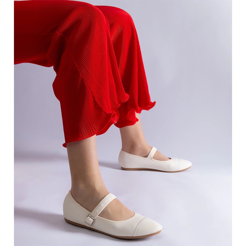 Ballerines blanches finition mate, fermées par une boucle 2 Ballerines blanches finition mate, fermées par une boucle 2