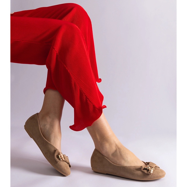 Ballerines beiges ornées d'un nœud et d'une broche 1