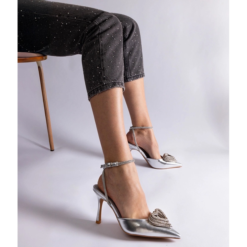 Talons hauts argentés à talon ouvert orné de zircons 2