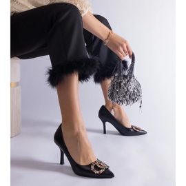 Talons hauts noirs ornés de zircons colorés 2