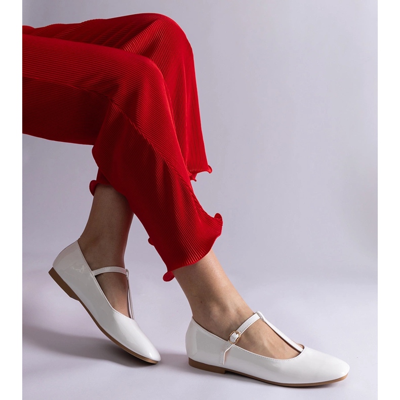 Ballerines vernies blanches avec ceinture 1