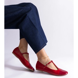 Ballerines rouges à bout verni et fermées par une boucle 1