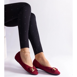 Ballerines bordeaux ornées d'un nœud et d'une broche rouge 2