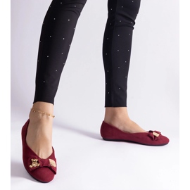 Ballerines bordeaux ornées d'un nœud et d'une broche rouge 3