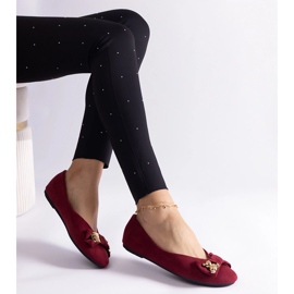 Ballerines bordeaux ornées d'un nœud et d'une broche rouge 1