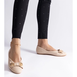 Ballerines beiges ornées d'un nœud et d'une broche 2