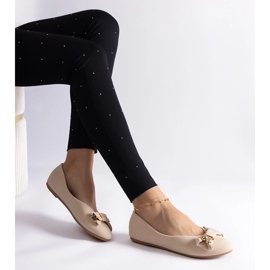 Ballerines beiges ornées d'un nœud et d'une broche 1