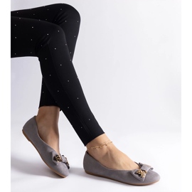 Ballerines grises ornées d'un nœud et d'une broche 2
