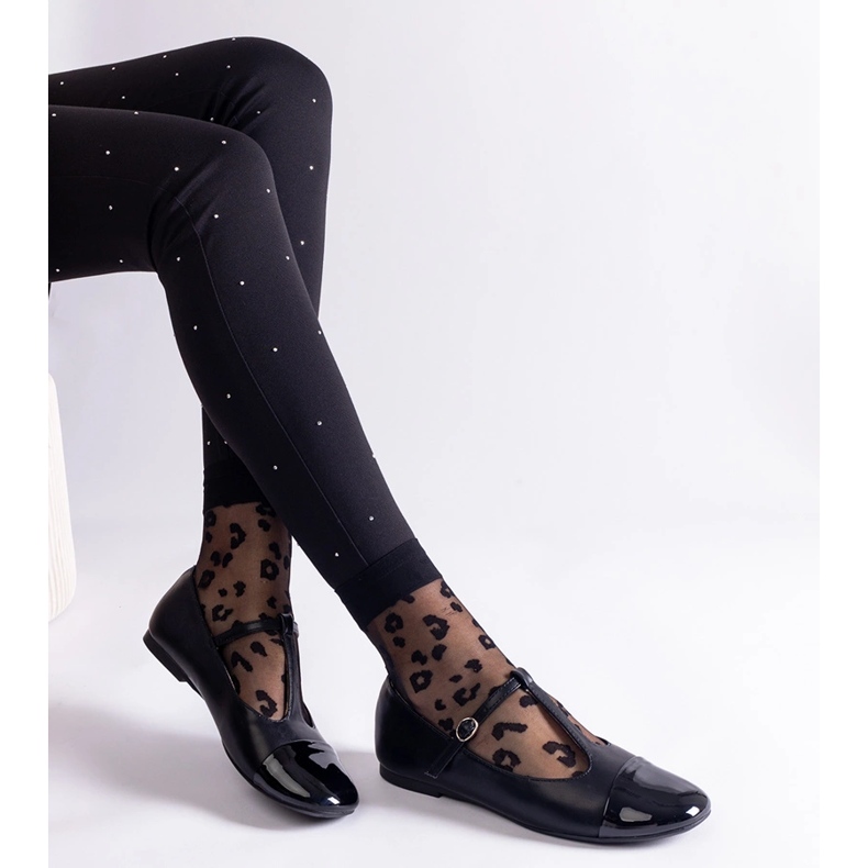 Ballerines noires à bout verni et fermées par une boucle 1