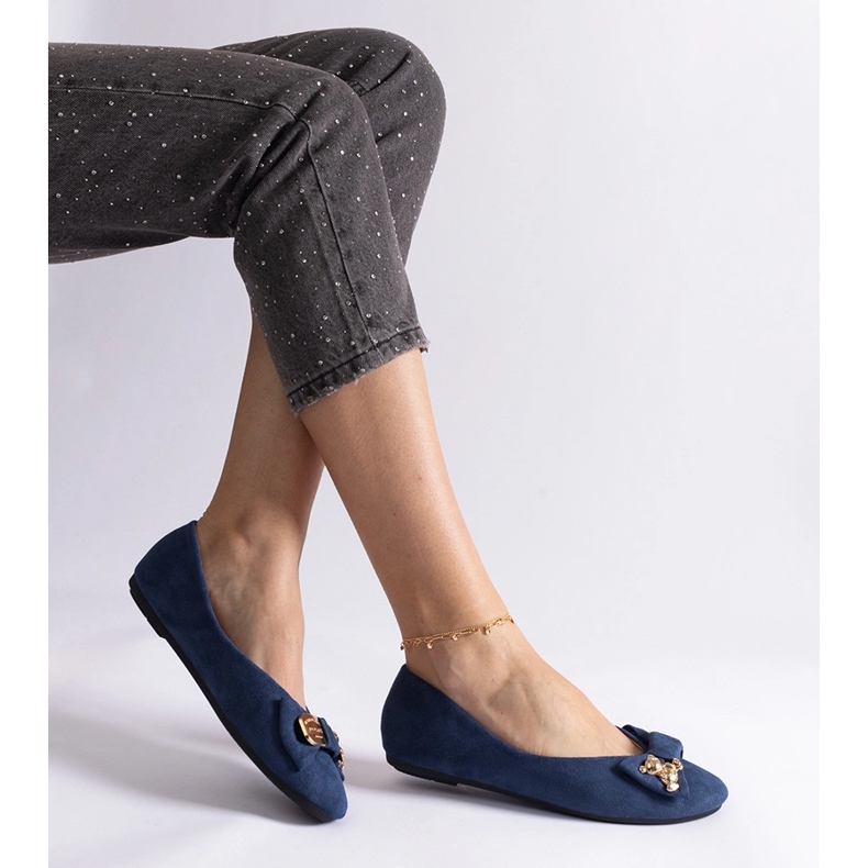 Ballerines bleu marine ornées d'un nœud et d'une broche 1