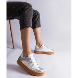 Des baskets en argent fixées avec du velcro 1