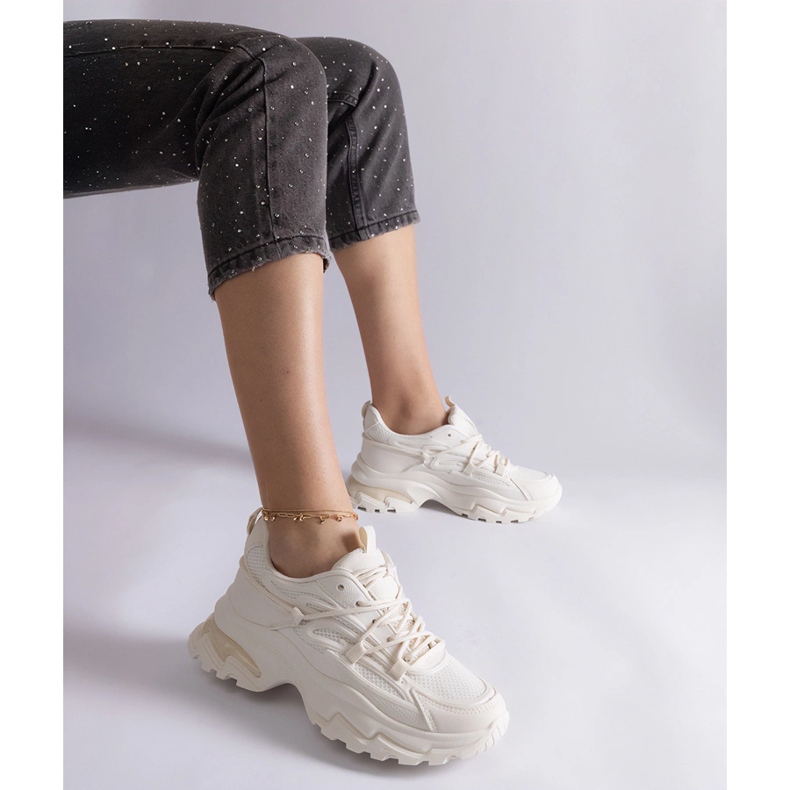 Des baskets sportives beige sur une semelle massive 1