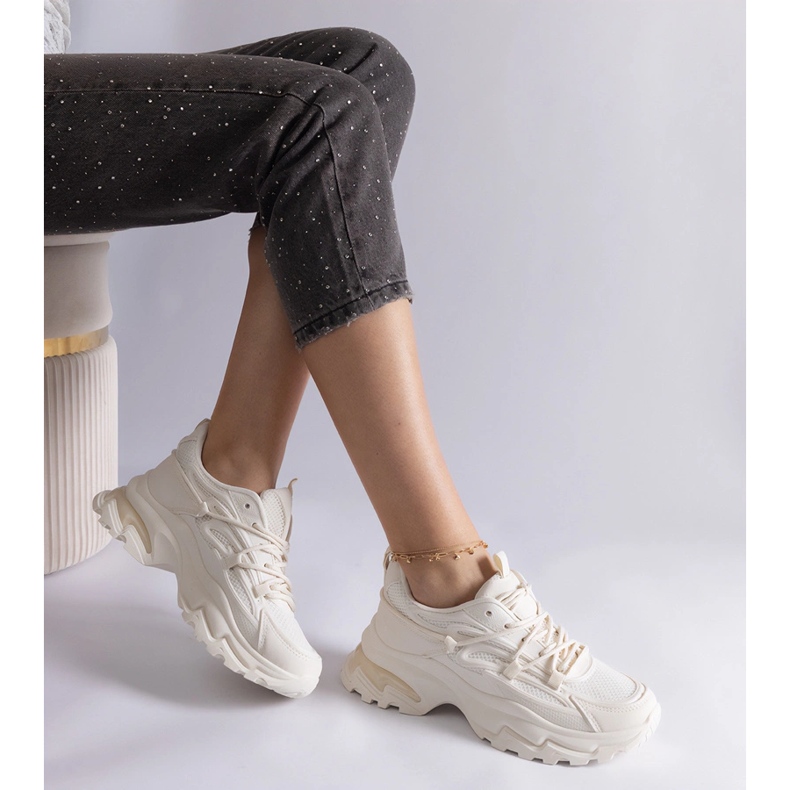 Des baskets sportives beige sur une semelle massive 2 Des baskets sportives beige sur une semelle massive 2