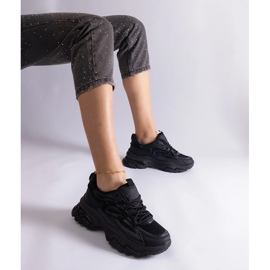 Baskets sportives noires sur une semelle massive le noir 1 Baskets sportives noires sur une semelle massive le noir 1