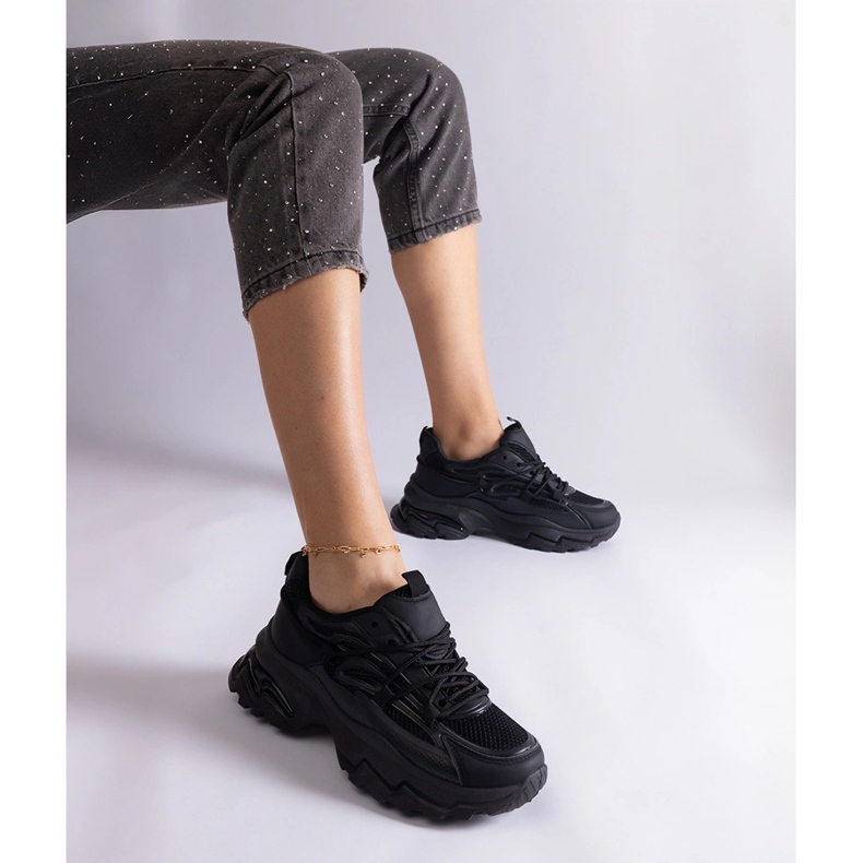 Baskets sportives noires sur une semelle massive le noir 1 Baskets sportives noires sur une semelle massive le noir 1