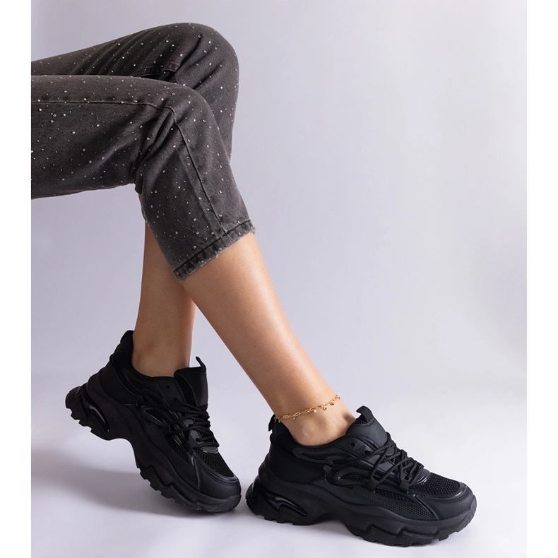 Baskets sportives noires sur une semelle massive 2