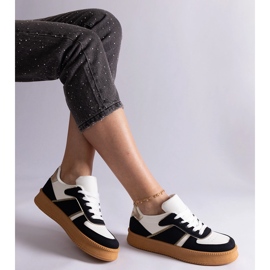 Des baskets noires se sont lacé sur la plate-forme le noir 2