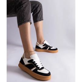 Des baskets noires se sont lacé sur la plate-forme 1