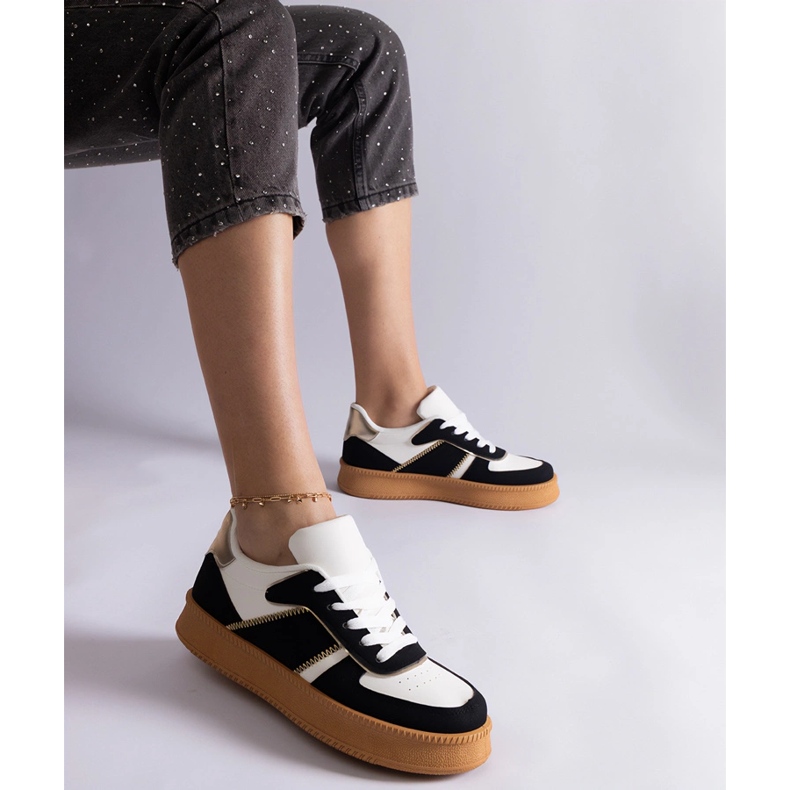 Des baskets noires se sont lacé sur la plate-forme le noir 1