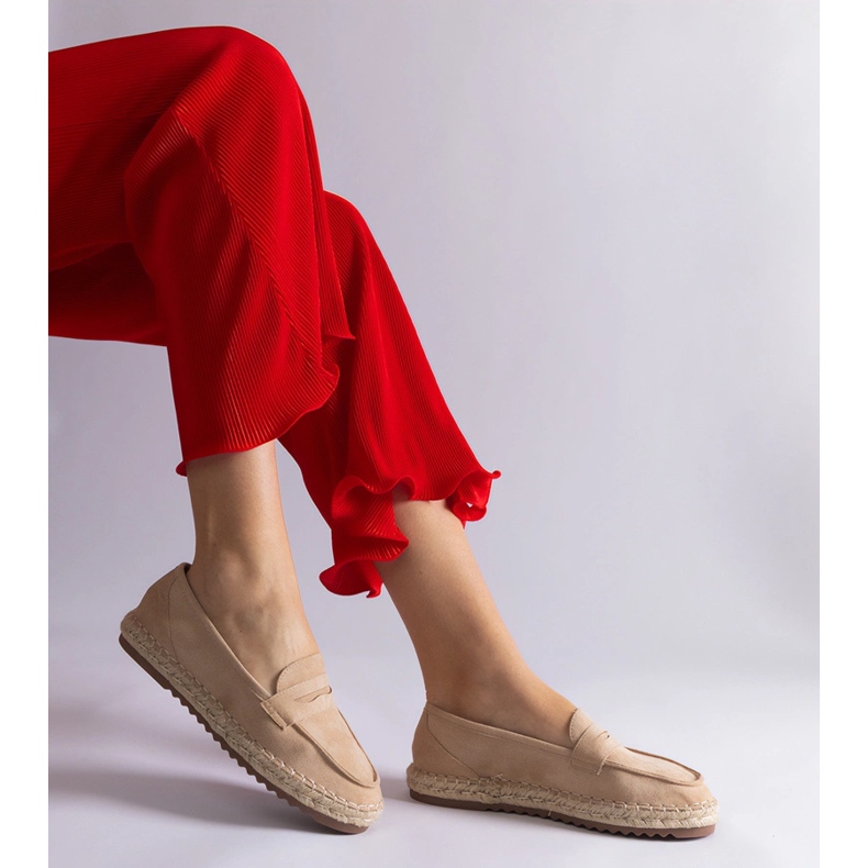 Beige a glissé des espadrilles sur la plate-forme 1