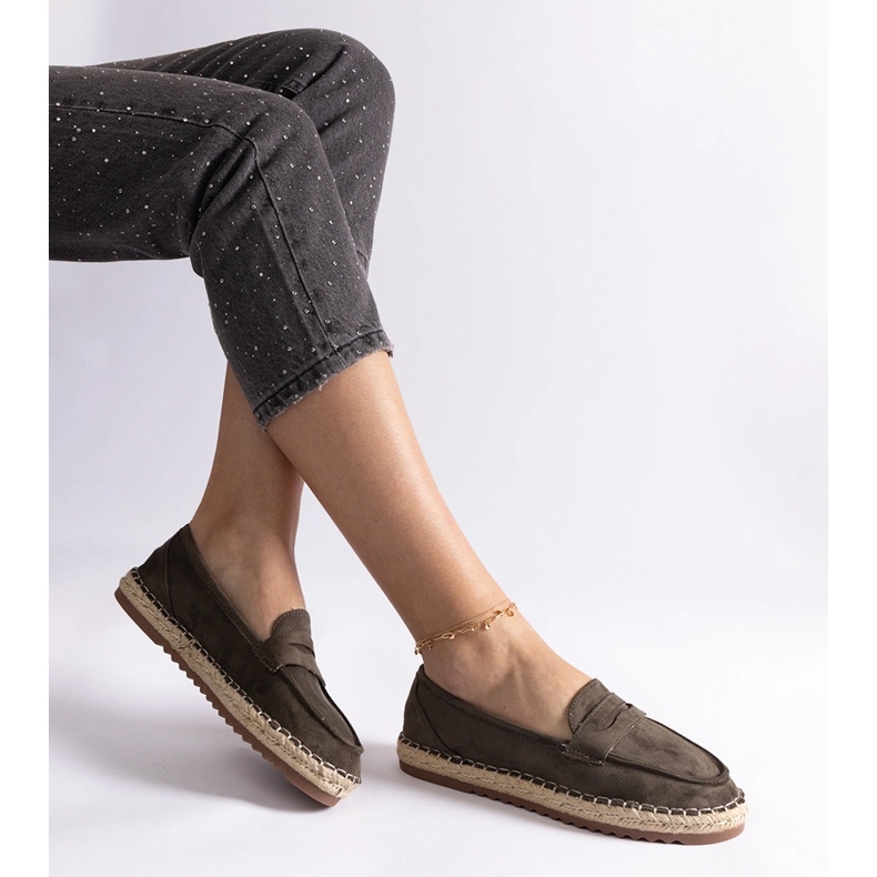 Espadrilles glissantes vertes sur la plate-forme 2