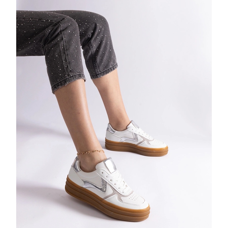 Baskets blanches et argentées avec semelle en caoutchouc 2