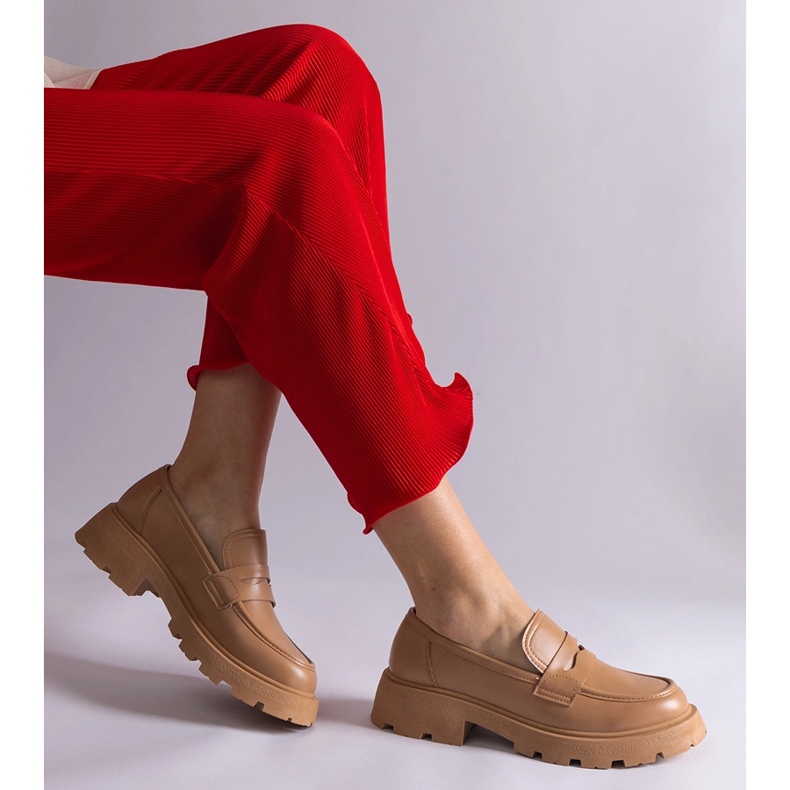 Mocassins pour femmes beige foncé en cuir écologique 1