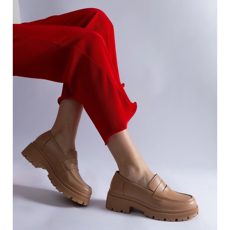 Mocassins beige foncé en cuir écologique 2