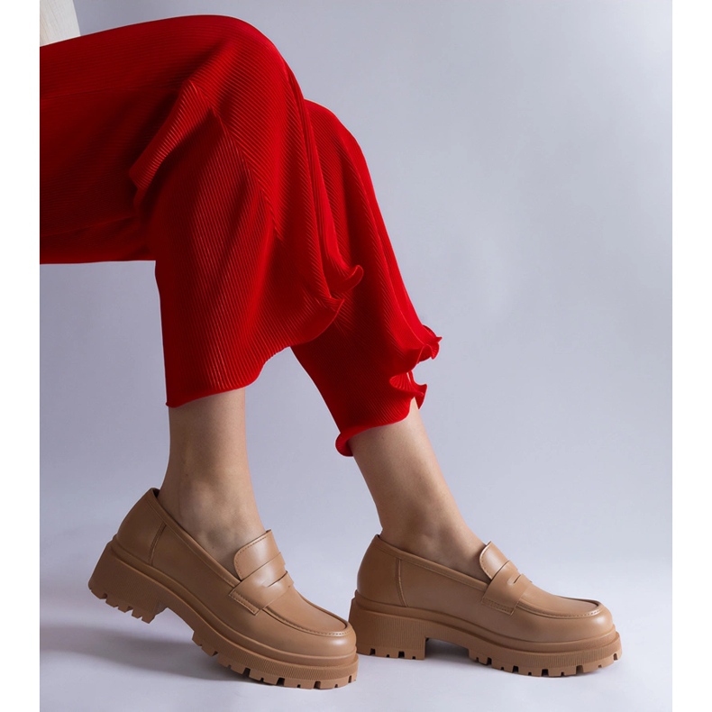 Mocassins beige foncé en cuir écologique 1