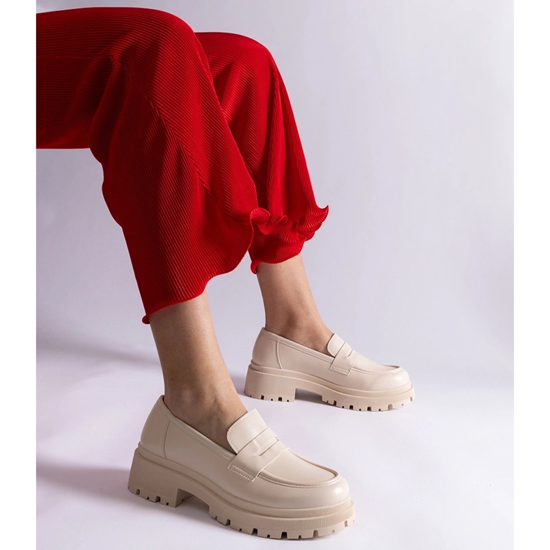 Mocassins beiges pour femmes en cuir écologique 1