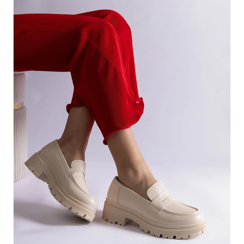 Mocassins beiges pour femmes en cuir écologique 2