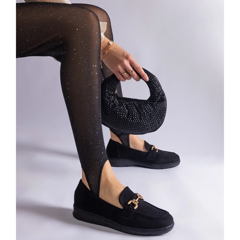 Mocassins des femmes noires avec un daim écologique avec une chaîne le noir 2