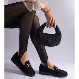 Mocassins des femmes noires avec un daim écologique avec une chaîne le noir 1