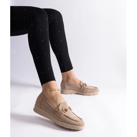 Mocassins féminines beige avec un daim écologique avec une chaîne 1