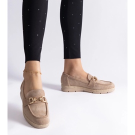 Mocassins féminines beige avec un daim écologique avec une chaîne 4