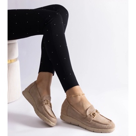 Mocassins féminines beige avec un daim écologique avec une chaîne 2