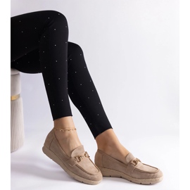 Mocassins féminines beige avec un daim écologique avec une chaîne 3