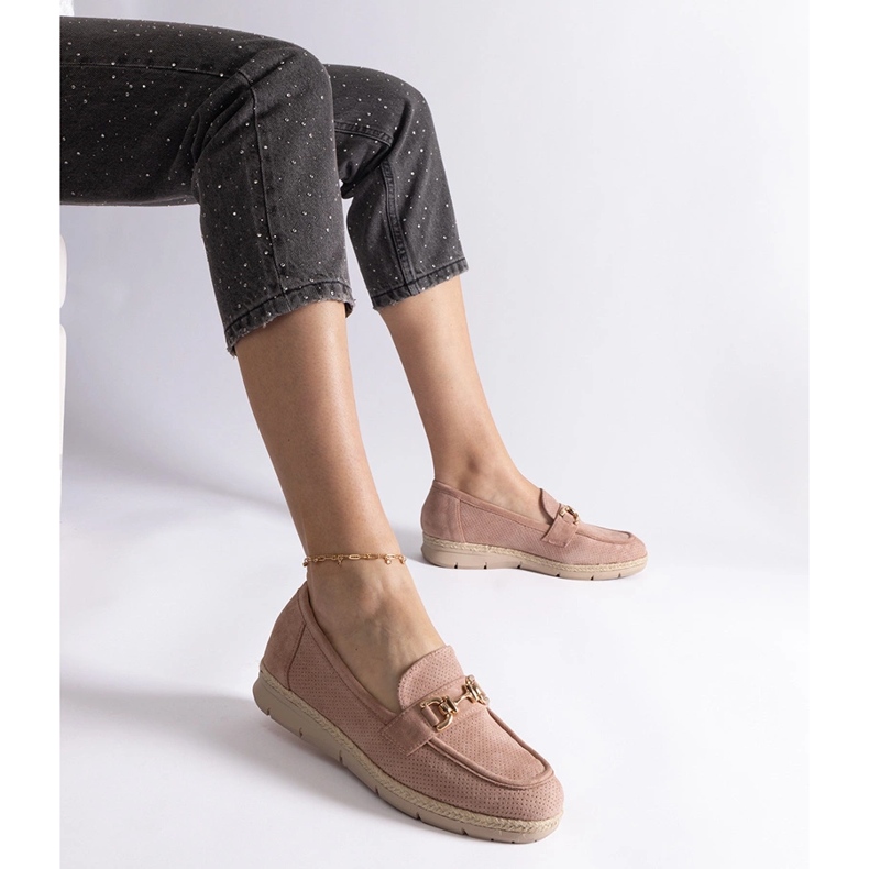 Mocassins féminins roses avec éco daim avec une chaîne 1 Mocassins féminins roses avec éco daim avec une chaîne 1