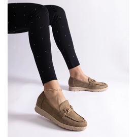 Les mocassins des femmes vertes avec un daim écologique avec une chaîne 1